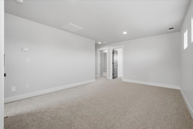 Building Photo - 6252 N Holly Spgs Ln