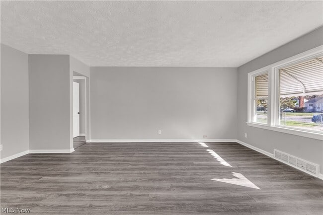 Building Photo - 2521 Greenvale Rd