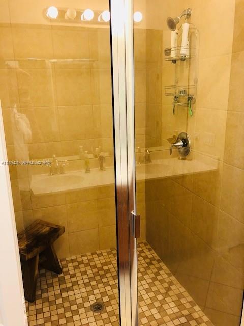 Building Photo - 2950 St Thomas Dr