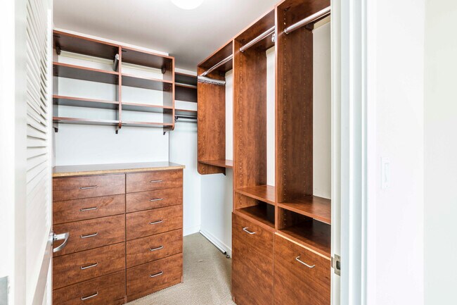 Building Photo - 250 King St