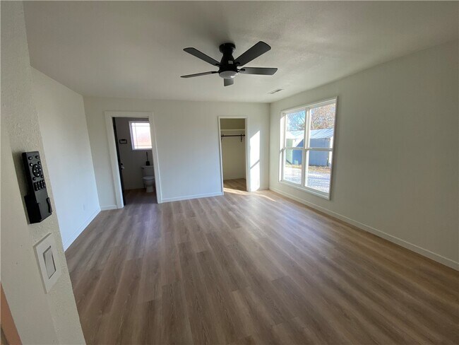 Building Photo - 6668 W Wedington Dr