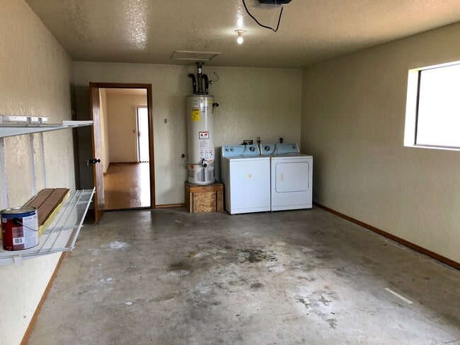 Building Photo - Cute 2 Bedroom Home w/ Garage Near Golf Course! *HOME IS CURRENTLY OCCUPIED, PLEASE DO NOT DISTUR...