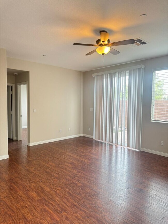 Building Photo - Adorable 3-Bed, 3-Bath Home in Gated Commu...