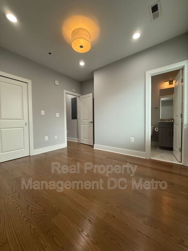 Building Photo - 804 21st St NE