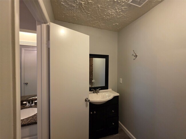 Building Photo - 507 Leicester Ln