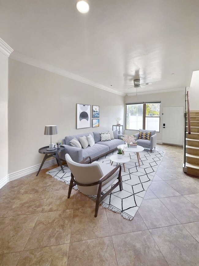 Building Photo - Gorgeous 3 Bed / 2 Bath Duplex in the Vill...