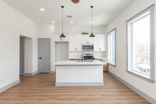 Building Photo - 704 S 1st St