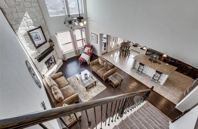 Building Photo - 404 S Hill Dr