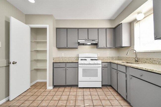 Building Photo - 1736 Crestdale Dr