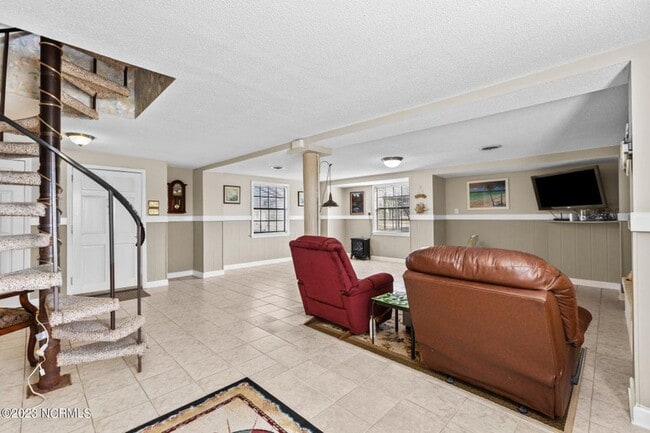 Building Photo - Waterfront 3 bedroom 2 bath