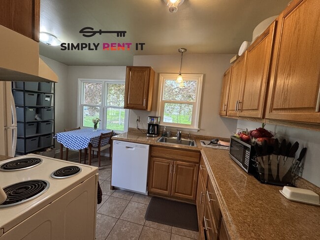 Building Photo - 6 Bedroom House on Campus Available Now