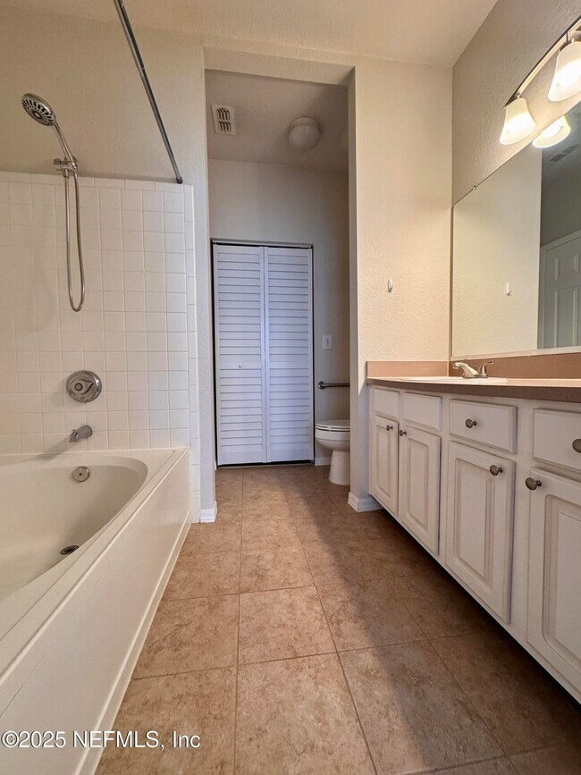 Building Photo - 13700 Richmond Park Dr N