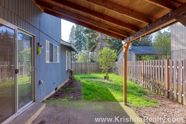 Building Photo - Charming 3 Bedroom | 2 Bathroom Duplex | Private Backyard | Near Washington Square Mall