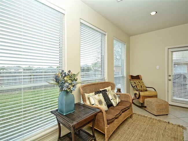 Building Photo - 3831 Aqua Ln