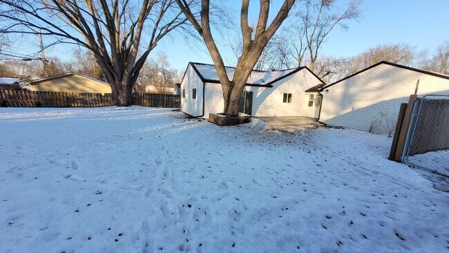 Building Photo - 19371 Shadyside St
