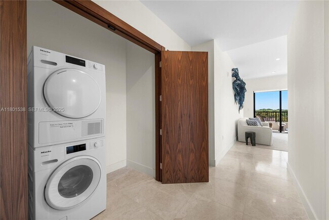 Building Photo - 701 Valencia Ave