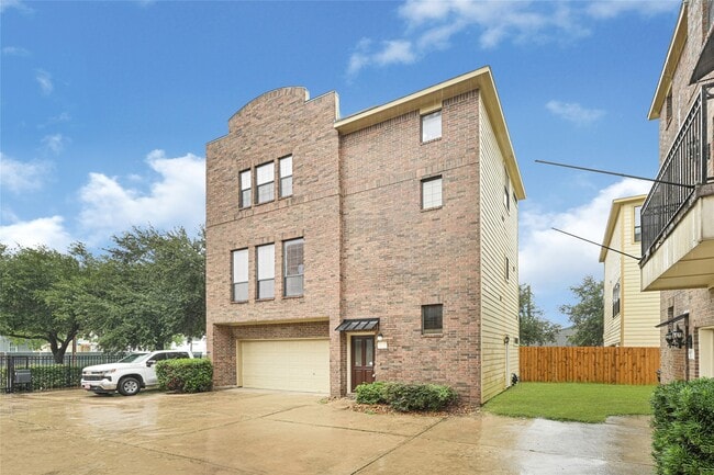Building Photo - 1409 St Emanuel St