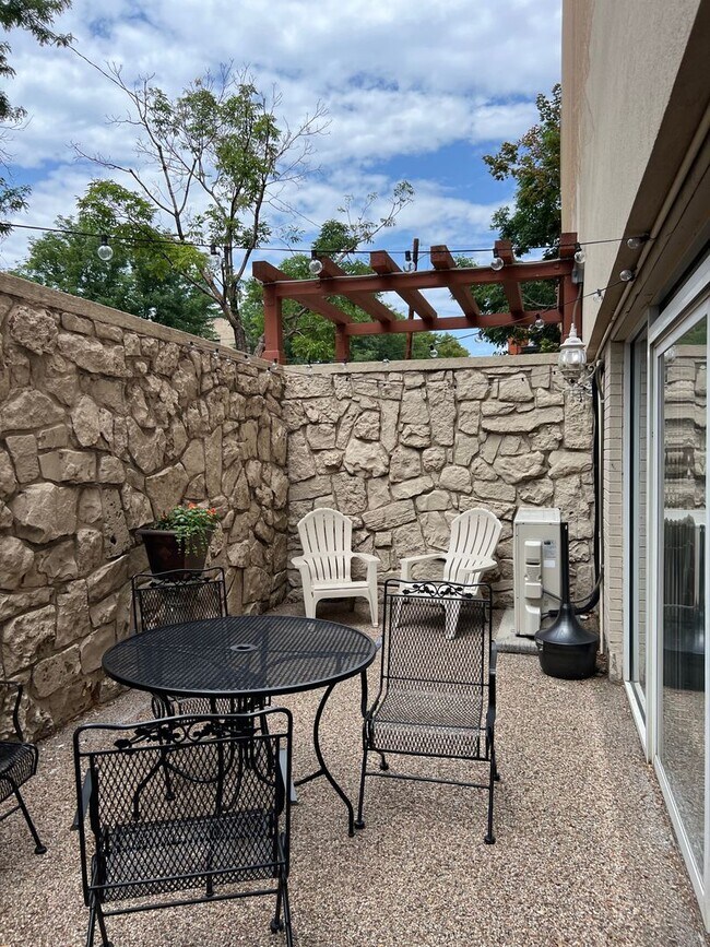 Building Photo - 2 bd/1.5 ba unit in CapHill