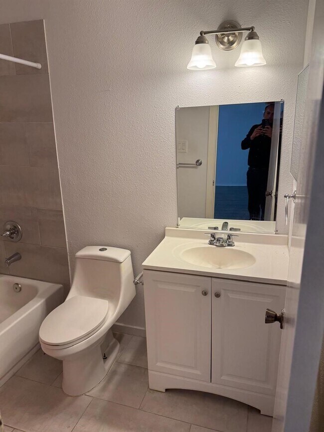 Building Photo - 10603 S Wilcrest Dr