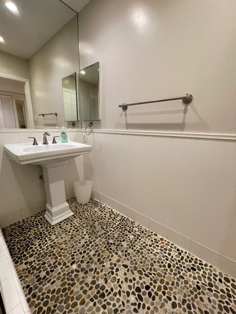 Building Photo - 451 S Barrington Ave