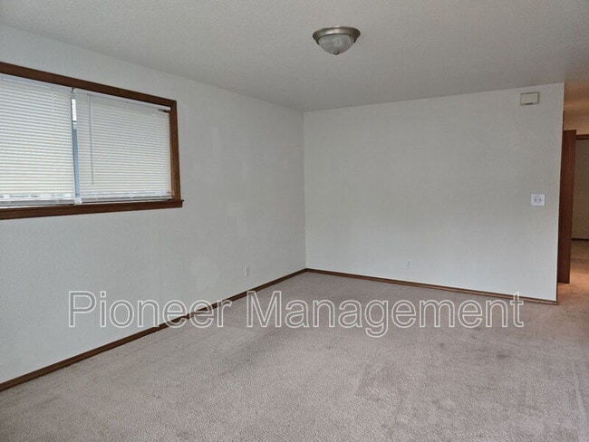 Building Photo - 1214 SE Overlook Ave