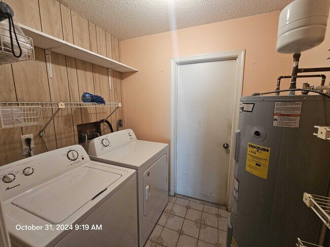 Building Photo - 788 SE River Ct