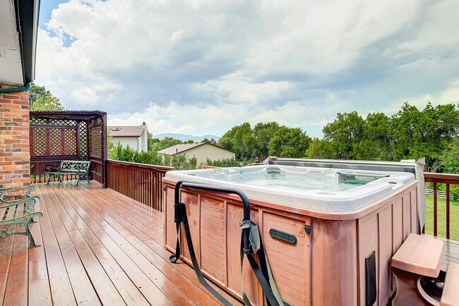 Building Photo - 8280 Queen St