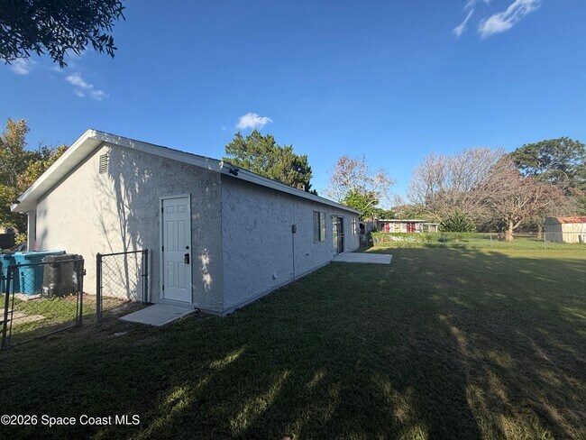 Building Photo - 1607 Fairfield Cir NE