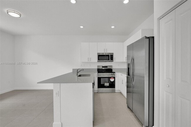 Building Photo - 732 SE 13th Ct