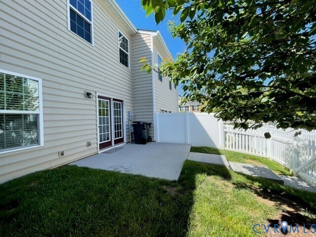 Building Photo - 8107 Creekside Village Dr