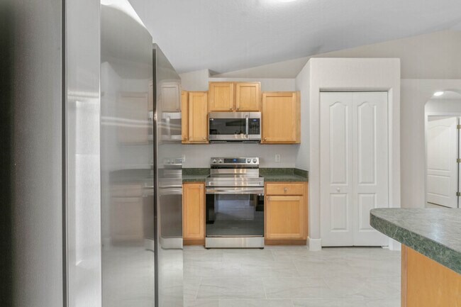 Building Photo - 884 Winchester St