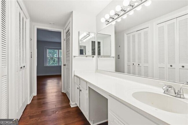 Building Photo - 75 Montre Square NW