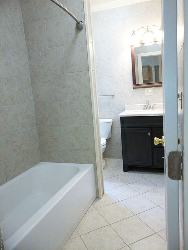 Building Photo - Newly Renovated First Floor Flat - Close T...