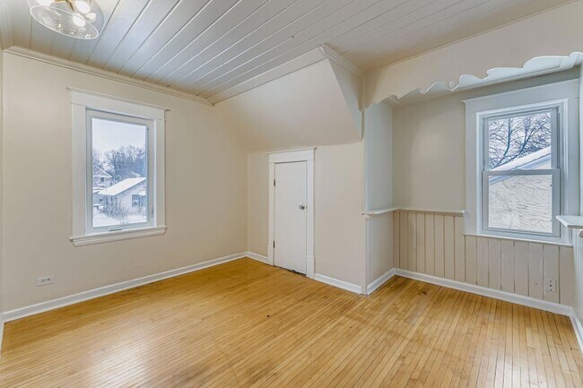 Building Photo - 3507 N Newton Ave