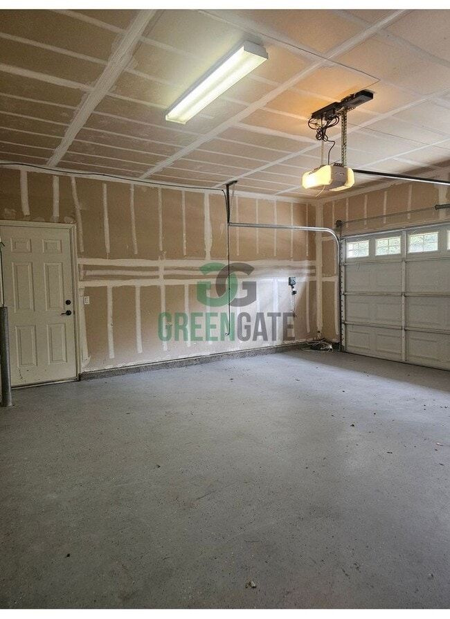 Building Photo - Spacious 4 Bedroom 3 Bath in Patterson! AV...