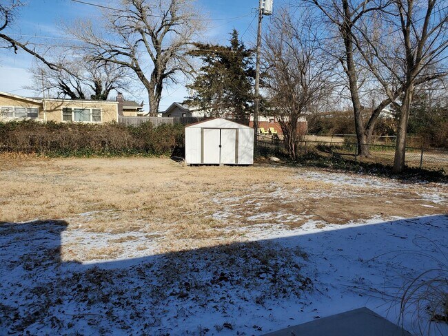 Building Photo - Like New 3 bedroom 1.5 bath  Ranch Near Kellogg and Rock