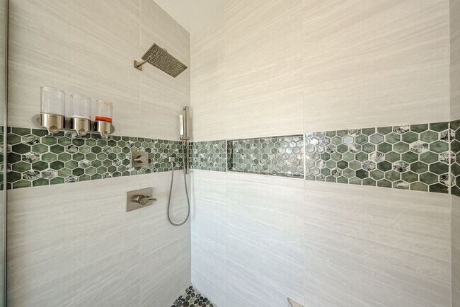 Building Photo - Beautiful 5bedrooms-2Baths Modern Style Home!