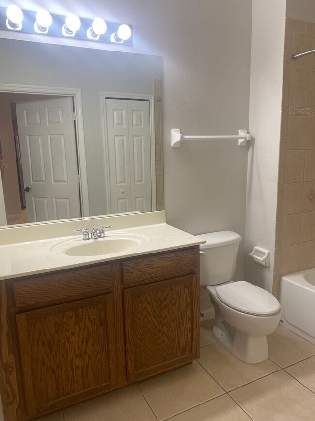 Building Photo - Baldwin Park: Gorgeous 2nd Floor Condo wit...