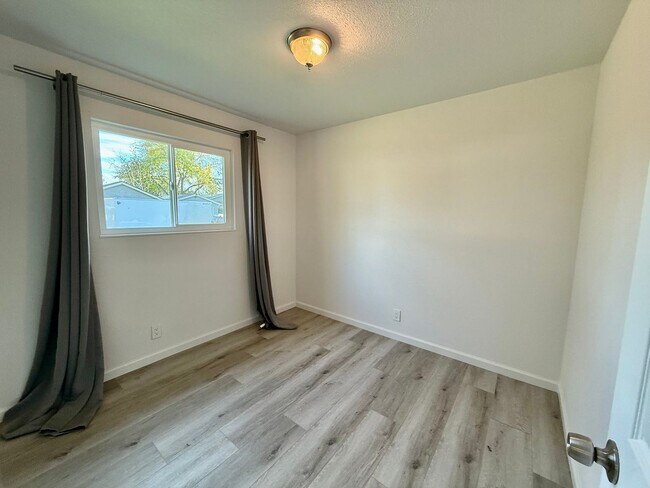 Building Photo - 1725 Albion Pl