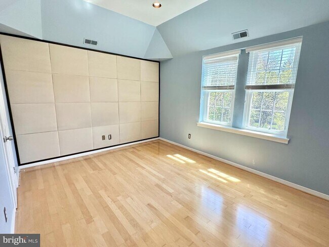 Building Photo - 104 Woodside Rd