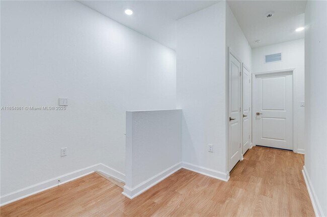 Building Photo - 1150 SW 6th Ave