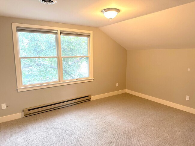 Building Photo - Beautiful 4- Bedroom North End Home