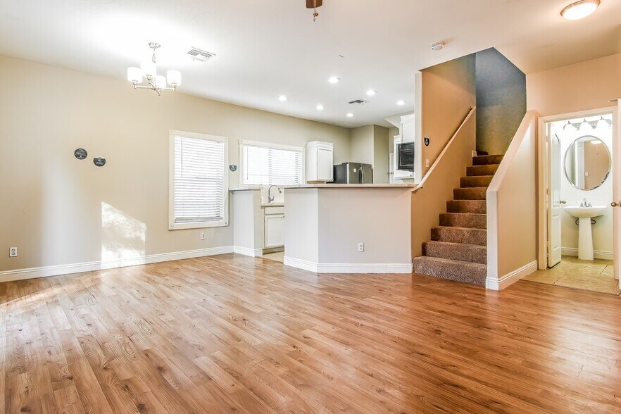 Building Photo - 9582 N 81st Dr