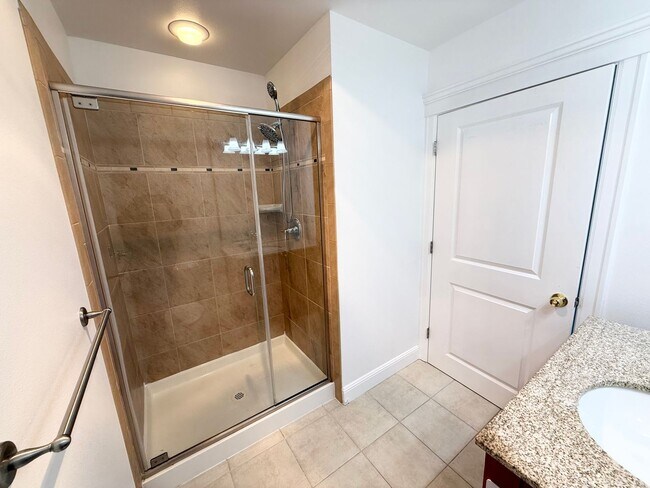 Building Photo - 2BR Condo with Private Patio Near Discovery Park – Blue Heron Community