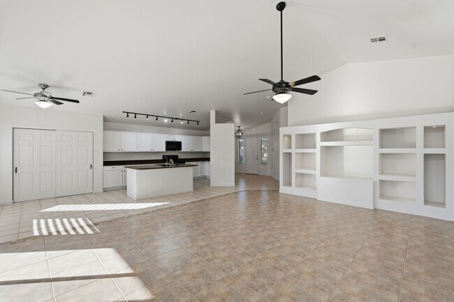 Building Photo - Four beds! Gilbert Location!