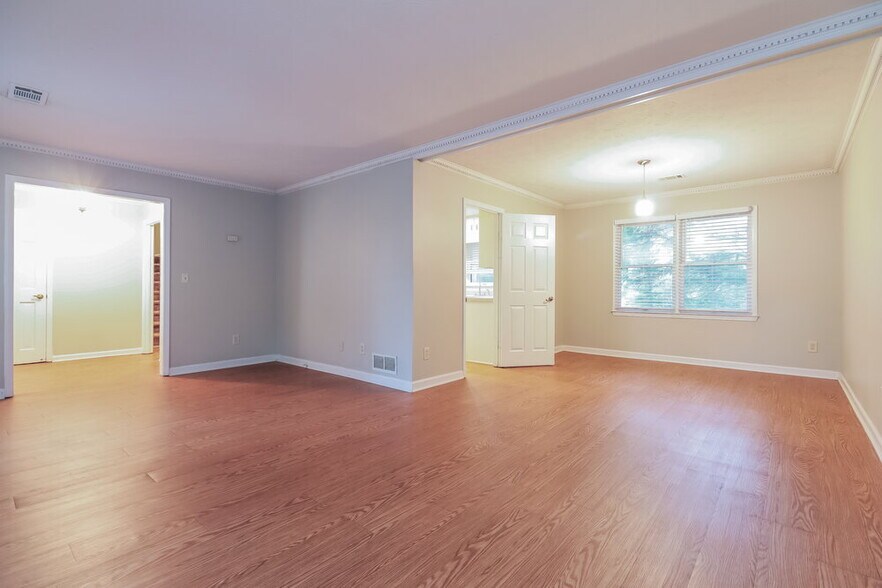 Building Photo - 564 Clubhouse Dr SE