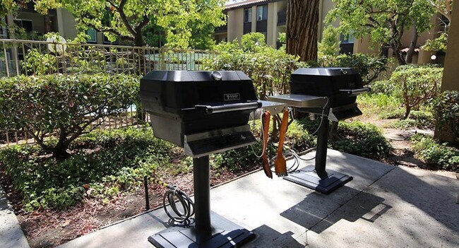 Building Photo - 1855 Diamond St