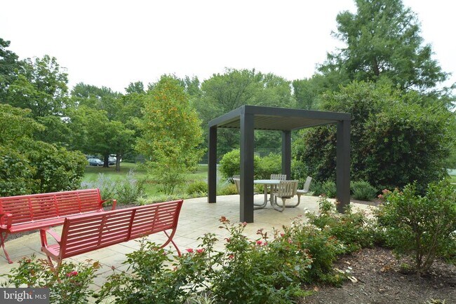 Building Photo - 6621 Wakefield Dr