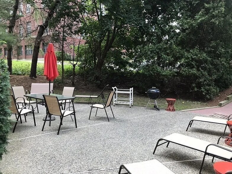 Building Photo - 48 Forest St