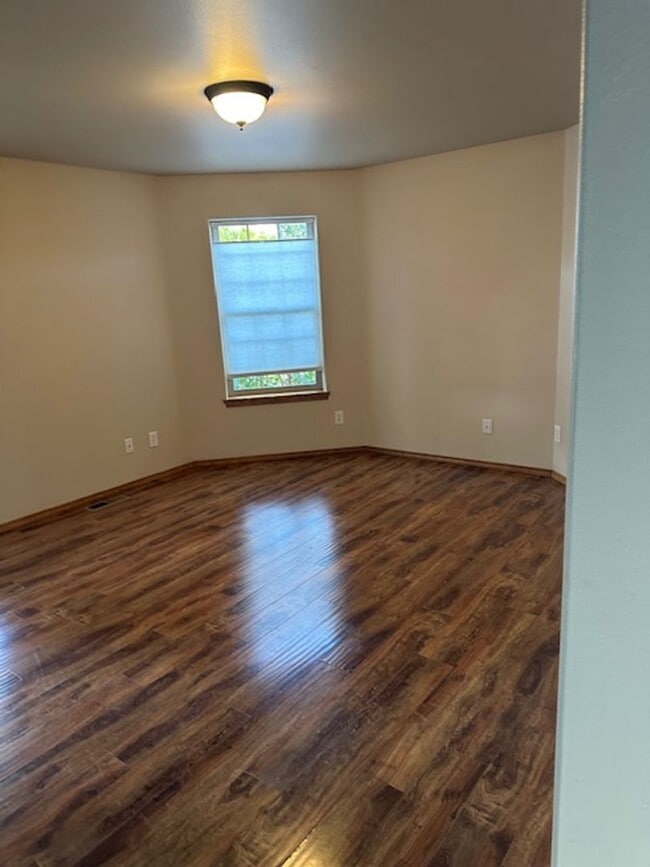 Building Photo - 3 bedroom Upscale home Mid town